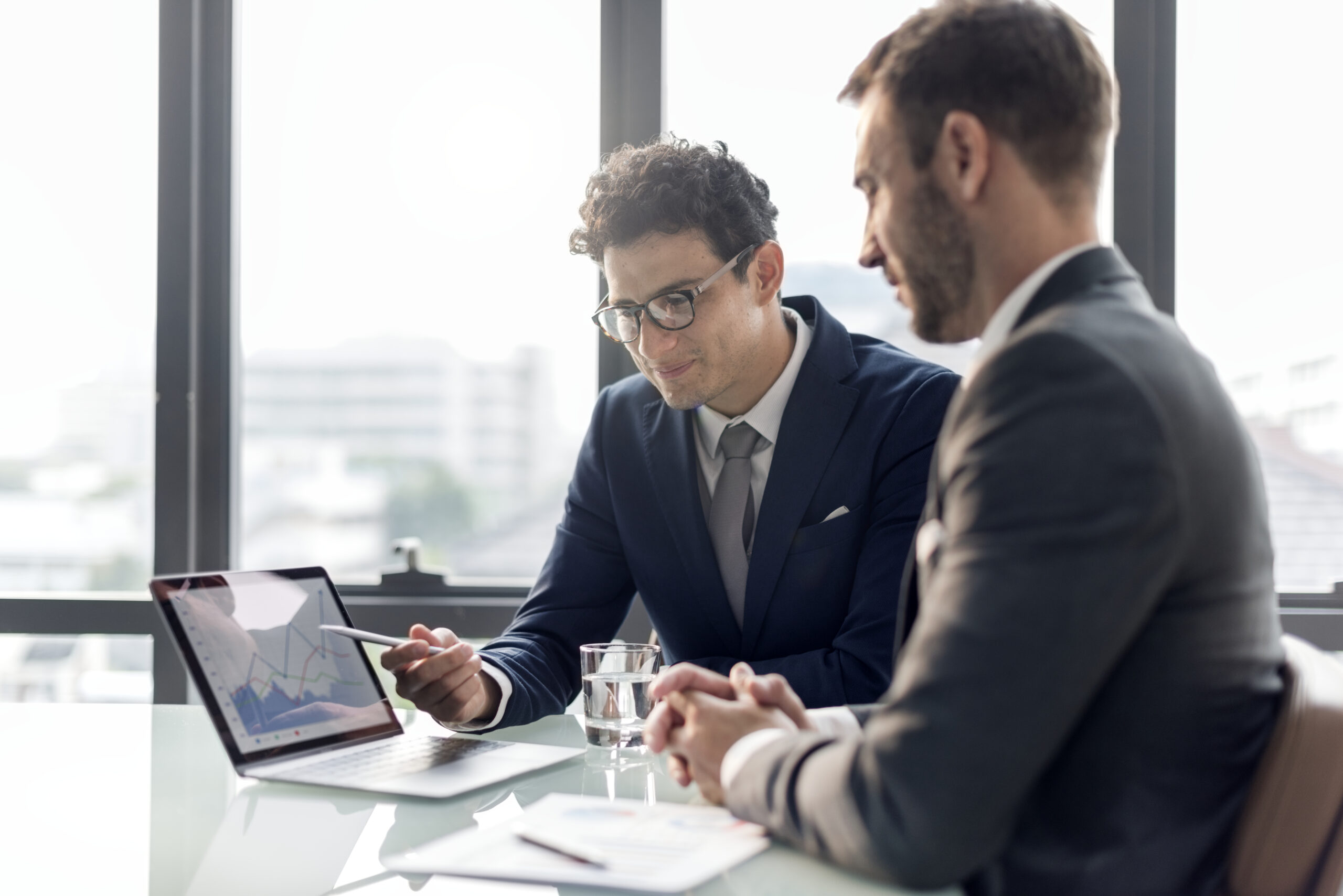 Σύμβουλοι της Caelmus Consultancy σε συνάντηση με πελάτη